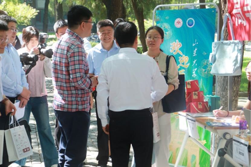 开云手机登录入口迎新志愿者 韩昕辰